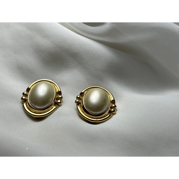 Vintage Earrings Classic Clip on Gold and Pearl - Picture 3 of 4